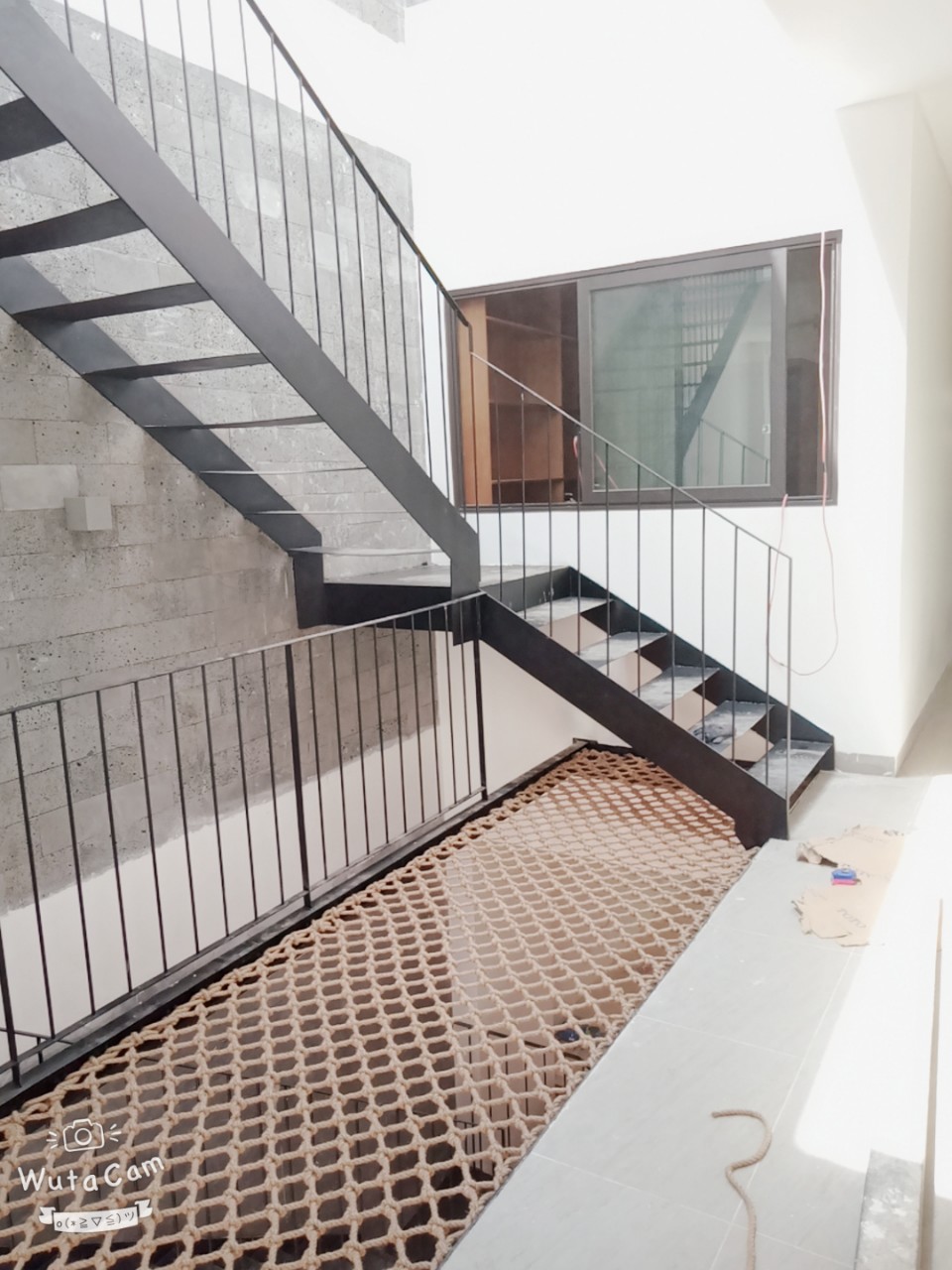 Lưới giếng trời cầu thang:
Lưới giếng trời cầu thang là một phụ kiện tuyệt vời giúp tạo ra sự thanh lịch và tinh tế cho cầu thang và không gian bên dưới. Với tính năng che chắn tốt và thiết kế độc đáo, lưới giếng trời cầu thang sẽ giúp cho ngôi nhà của bạn trở nên sang trọng và tinh tế hơn.